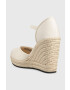 Calvin Klein Jeans Espadrile WEDGE SANDAL CLOSE TOE ESS ženski bež barva YW0YW01194 - Pepit.si