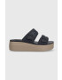 Crocs Natikači Brooklyn Low Wedge Sandal ženski mornarsko modra barva 207431 - Pepit.si