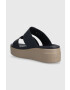 Crocs Natikači Brooklyn Low Wedge Sandal ženski mornarsko modra barva 207431 - Pepit.si