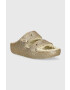 Crocs Natikači Classic Cozzzy Glitter Sandal zlata barva - Pepit.si