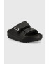 Crocs Natikači Classic Cozzzy Sandal črna barva - Pepit.si