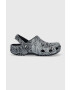 Crocs Natikači Classic Topographic Clog mornarsko modra barva 208263 - Pepit.si