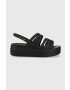 Crocs Sandali Brooklyn Strappy Low Wedge ženski črna barva 206751 - Pepit.si