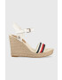 Tommy Hilfiger Sandali CORPORATE WEDGE ženski bež barva FW0FW07086 - Pepit.si