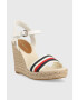 Tommy Hilfiger Sandali CORPORATE WEDGE ženski bež barva FW0FW07086 - Pepit.si