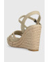 Tommy Hilfiger Sandali ESSENTIAL BASIC WEDGE SANDAL ženski bež barva FW0FW07220 - Pepit.si