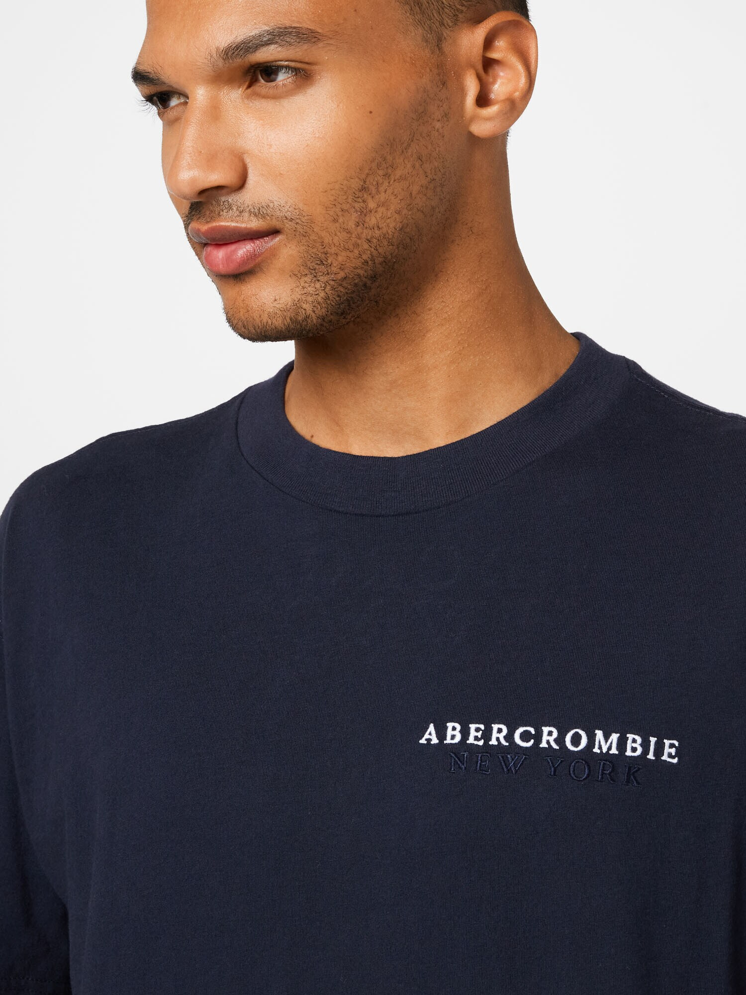 Abercrombie & Fitch Majica nočno modra / bela - Pepit.si