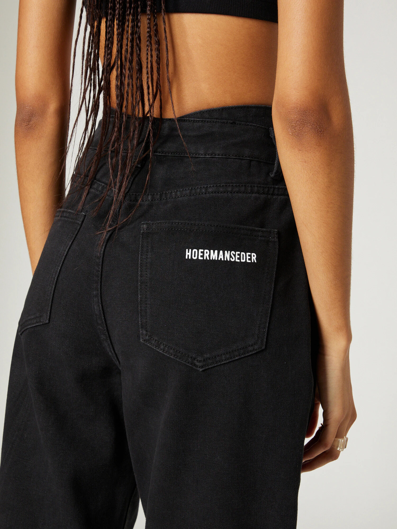 Hoermanseder x About You Kavbojke 'Emmy' črn denim - Pepit.si