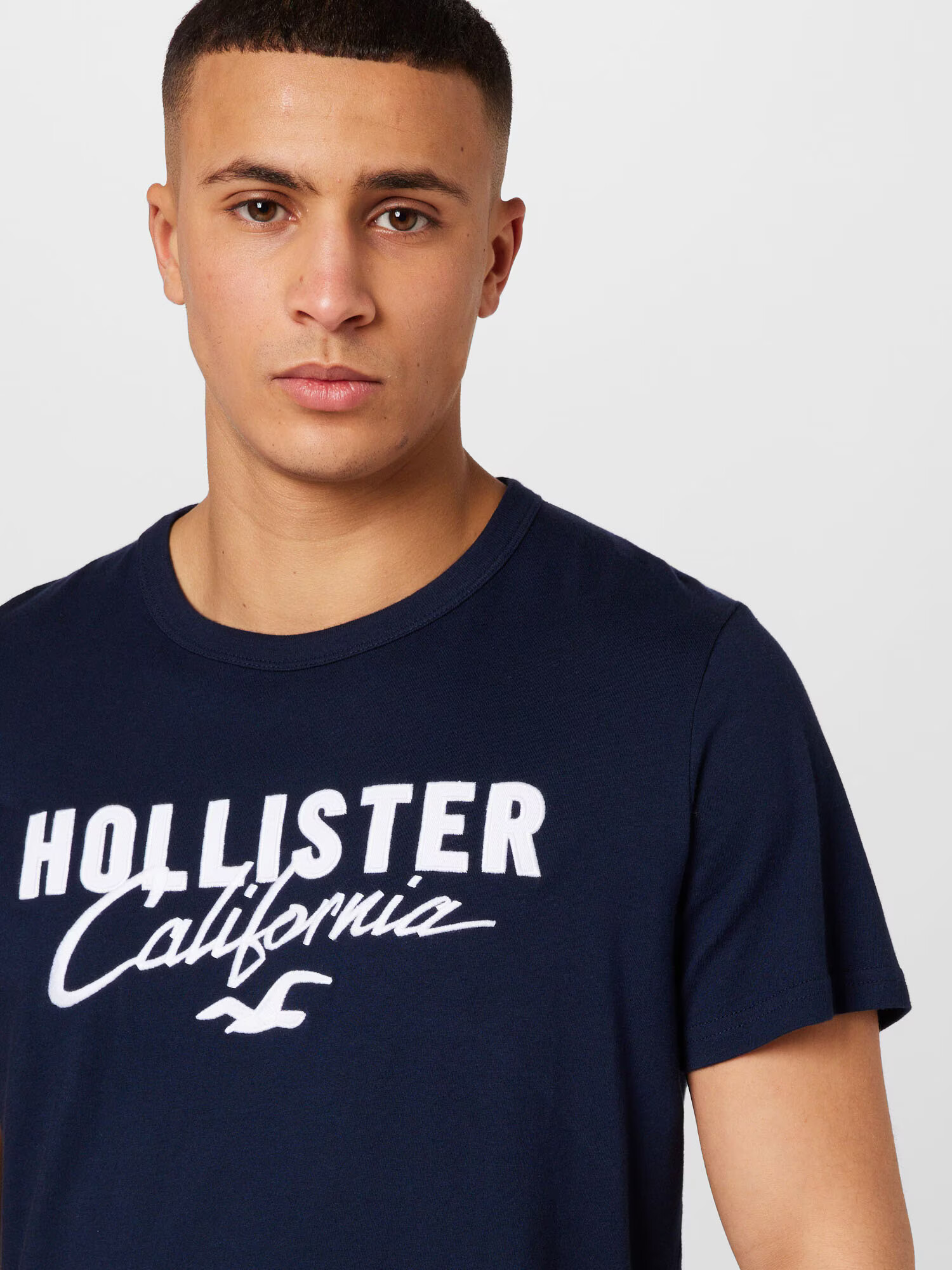 HOLLISTER Majica marine / bela - Pepit.si