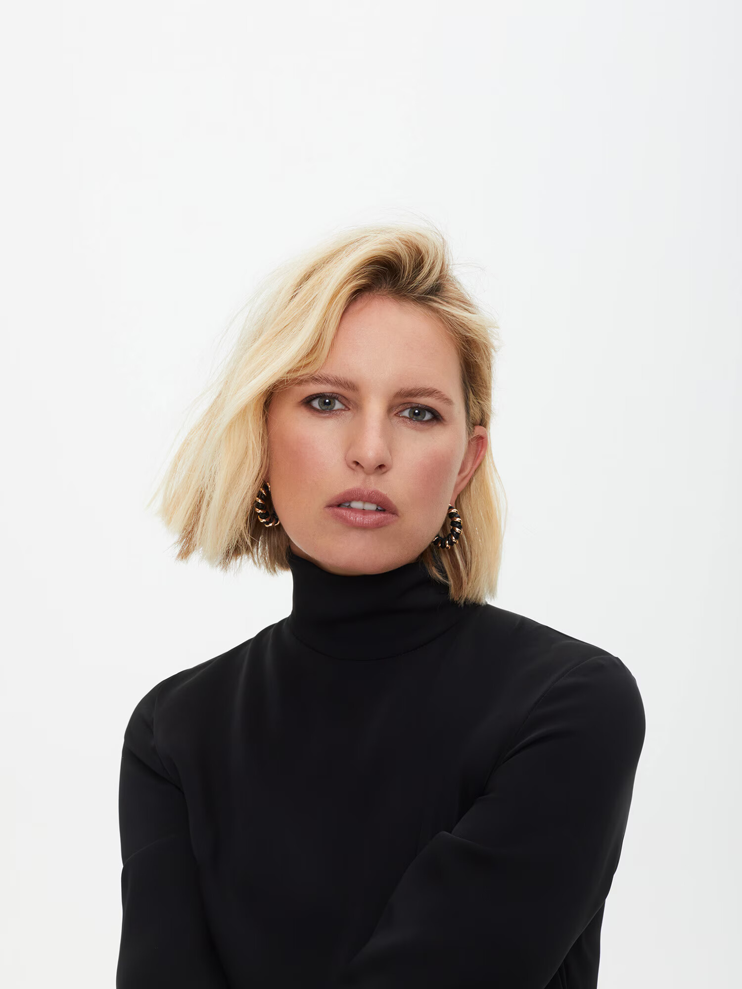 Karolina Kurkova Originals Uhani 'Gemma' zlata / črna - Pepit.si