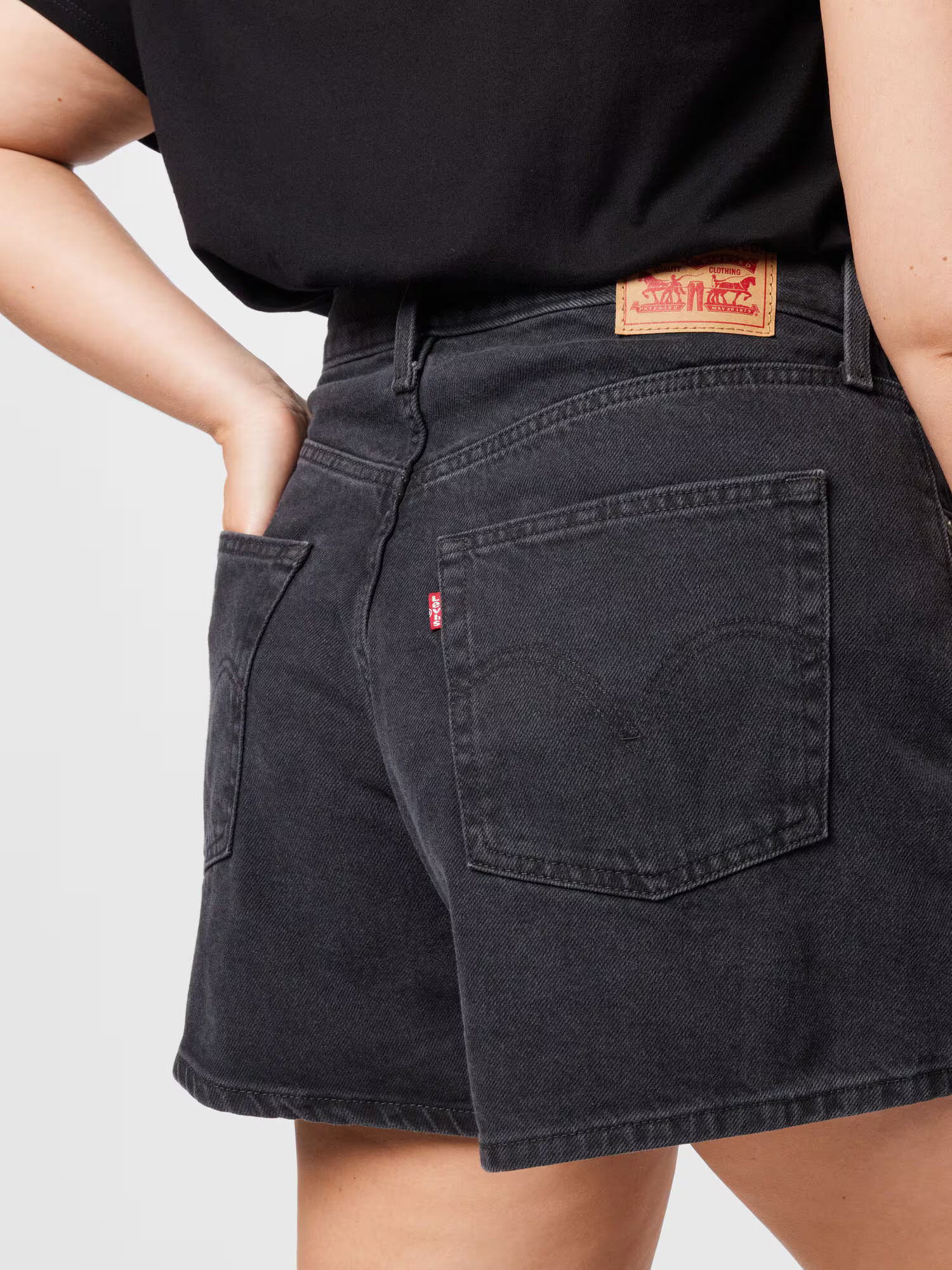 Levi's® Plus Kavbojke 'PLUS HW MOM SHORT LIGHT INDIGO - WORN IN' črn denim - Pepit.si