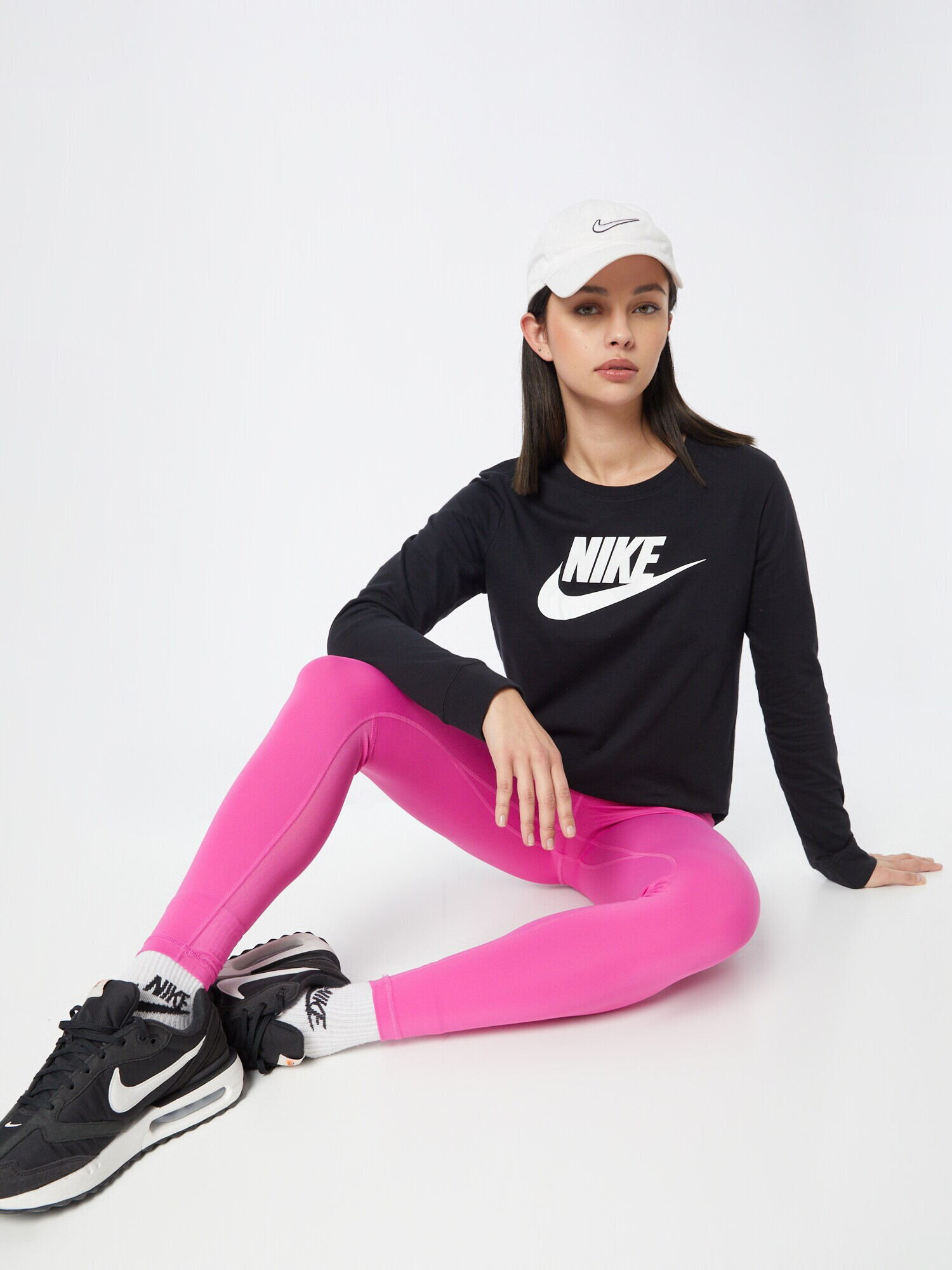 Nike Sportswear Majica črna / bela - Pepit.si