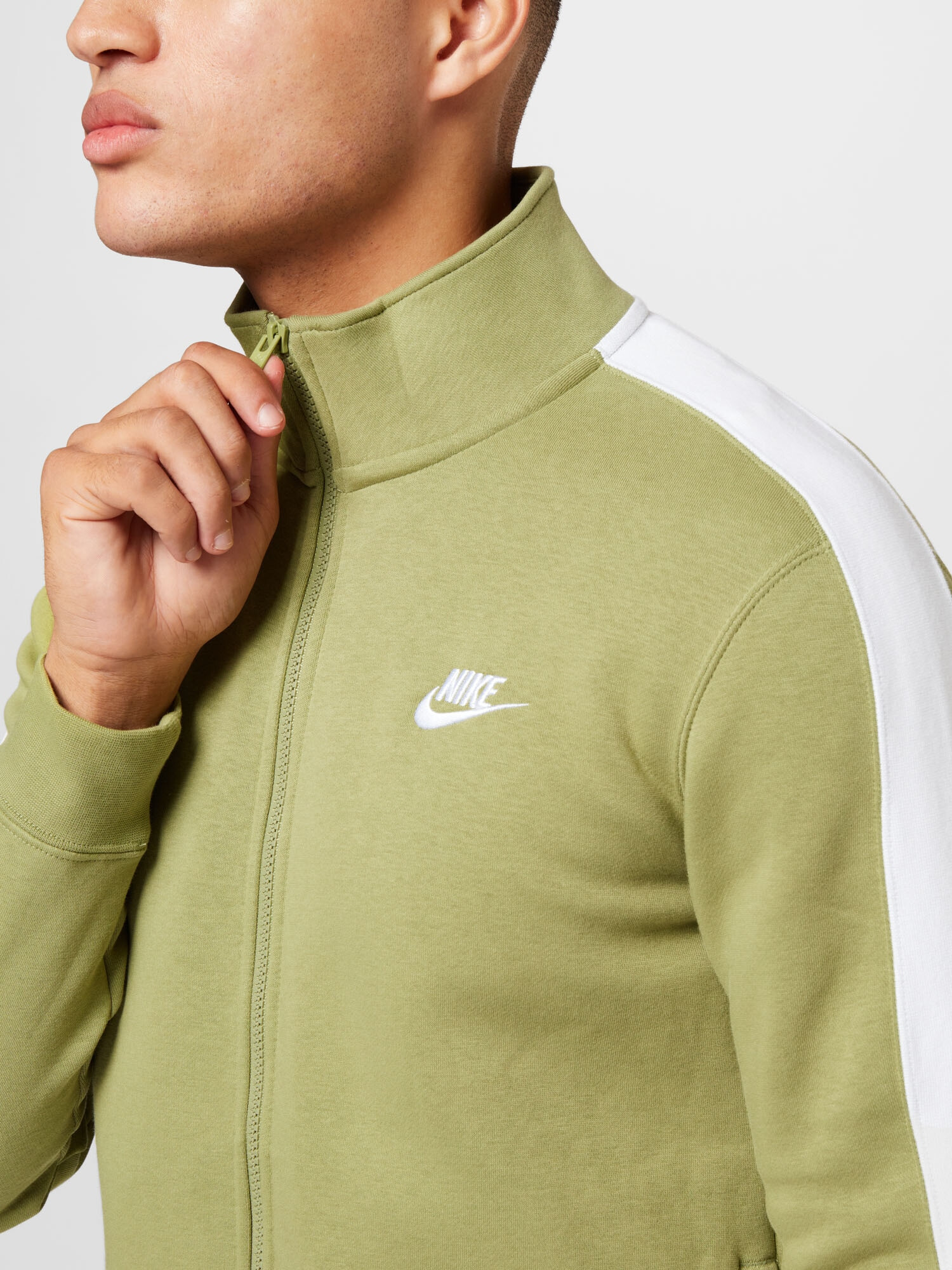 Nike Sportswear Jopa na zadrgo oliva / bela - Pepit.si