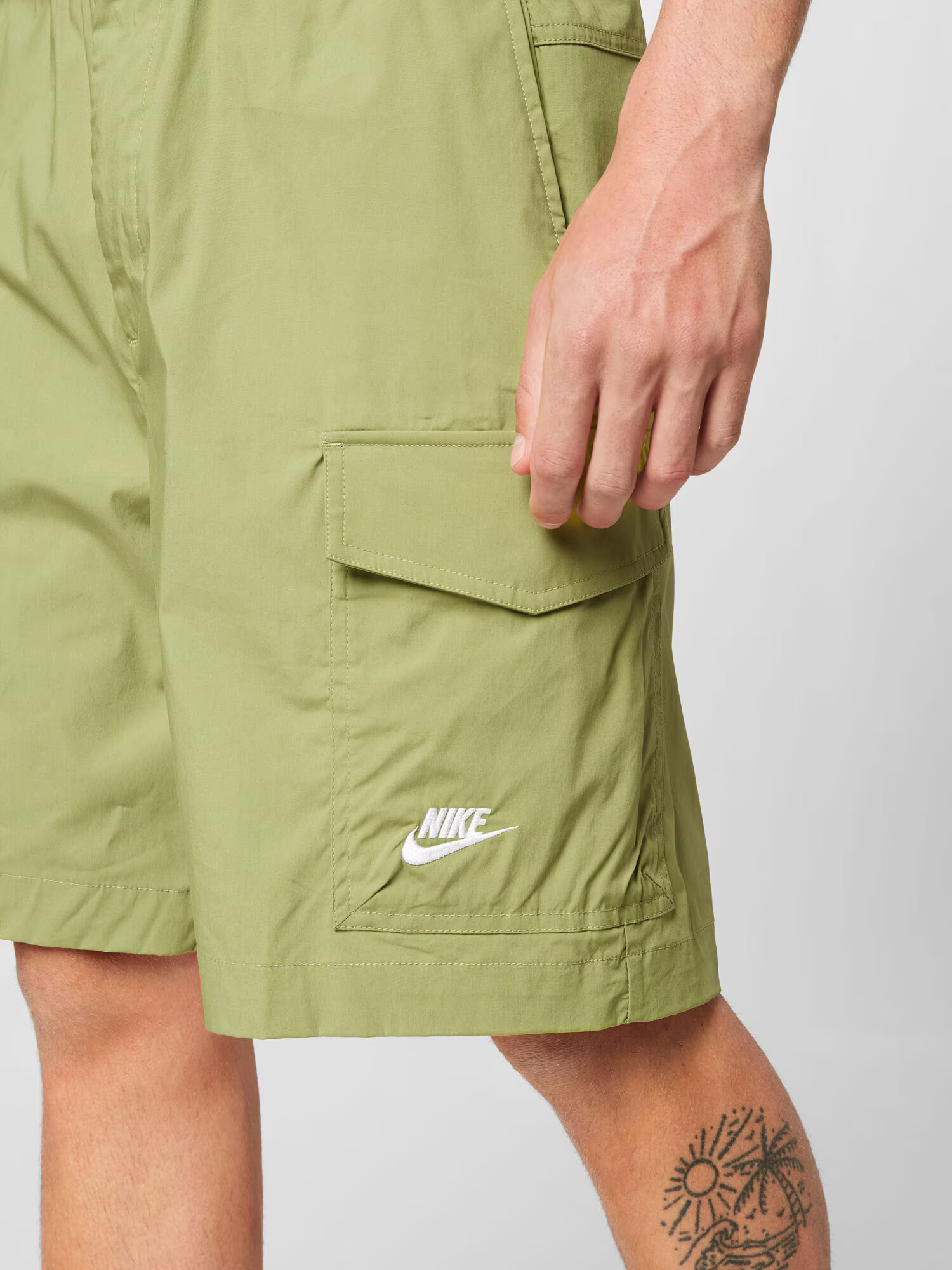 Nike Sportswear Kargo hlače jabolko / naravno bela - Pepit.si