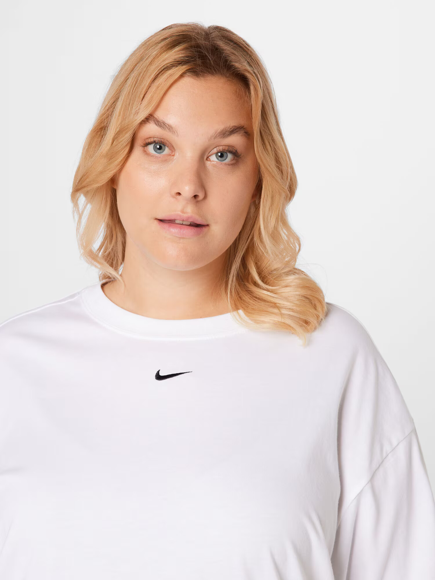 Nike Sportswear Majica črna / bela - Pepit.si