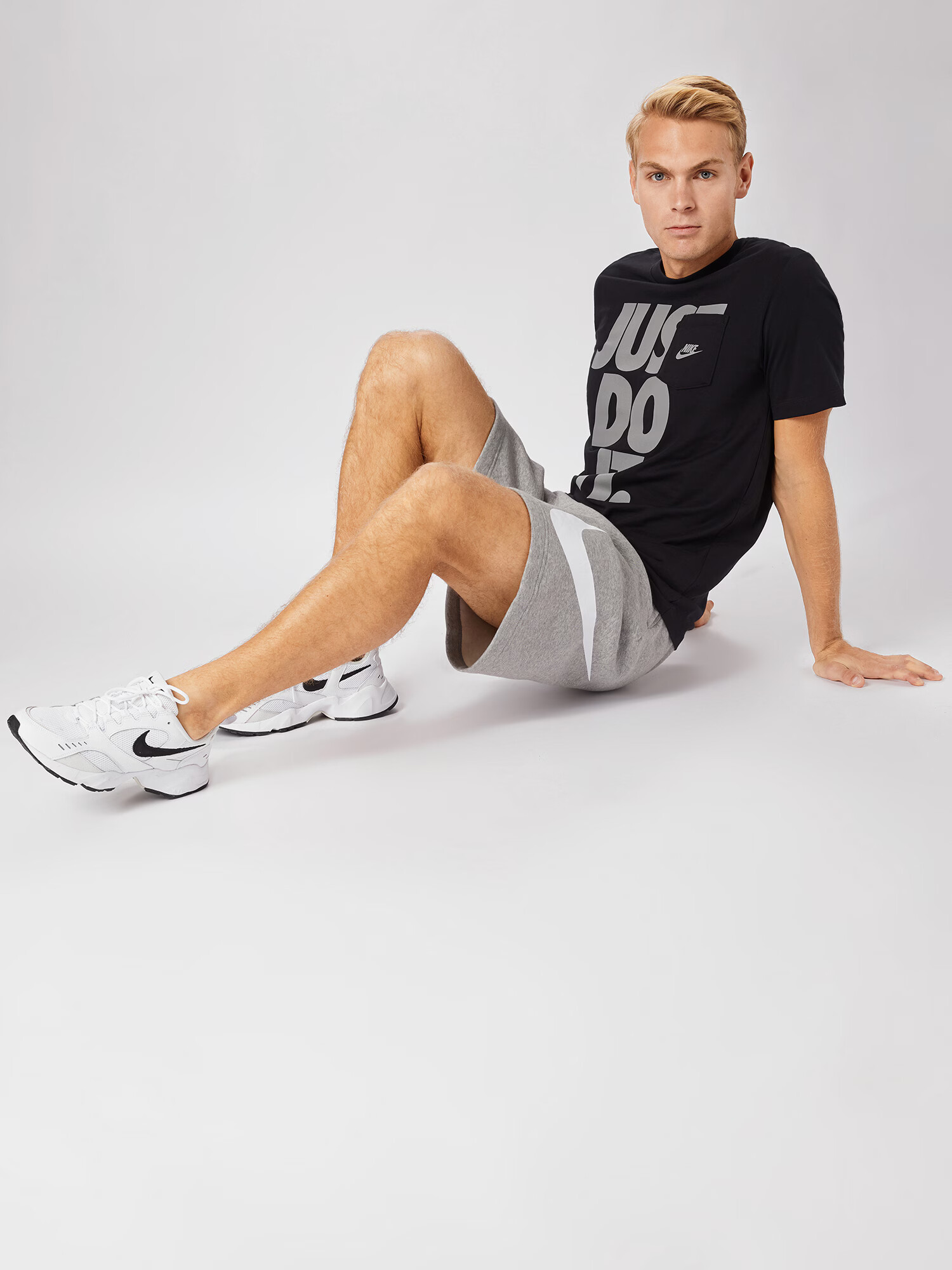 Nike Sportswear Majica siva / črna - Pepit.si