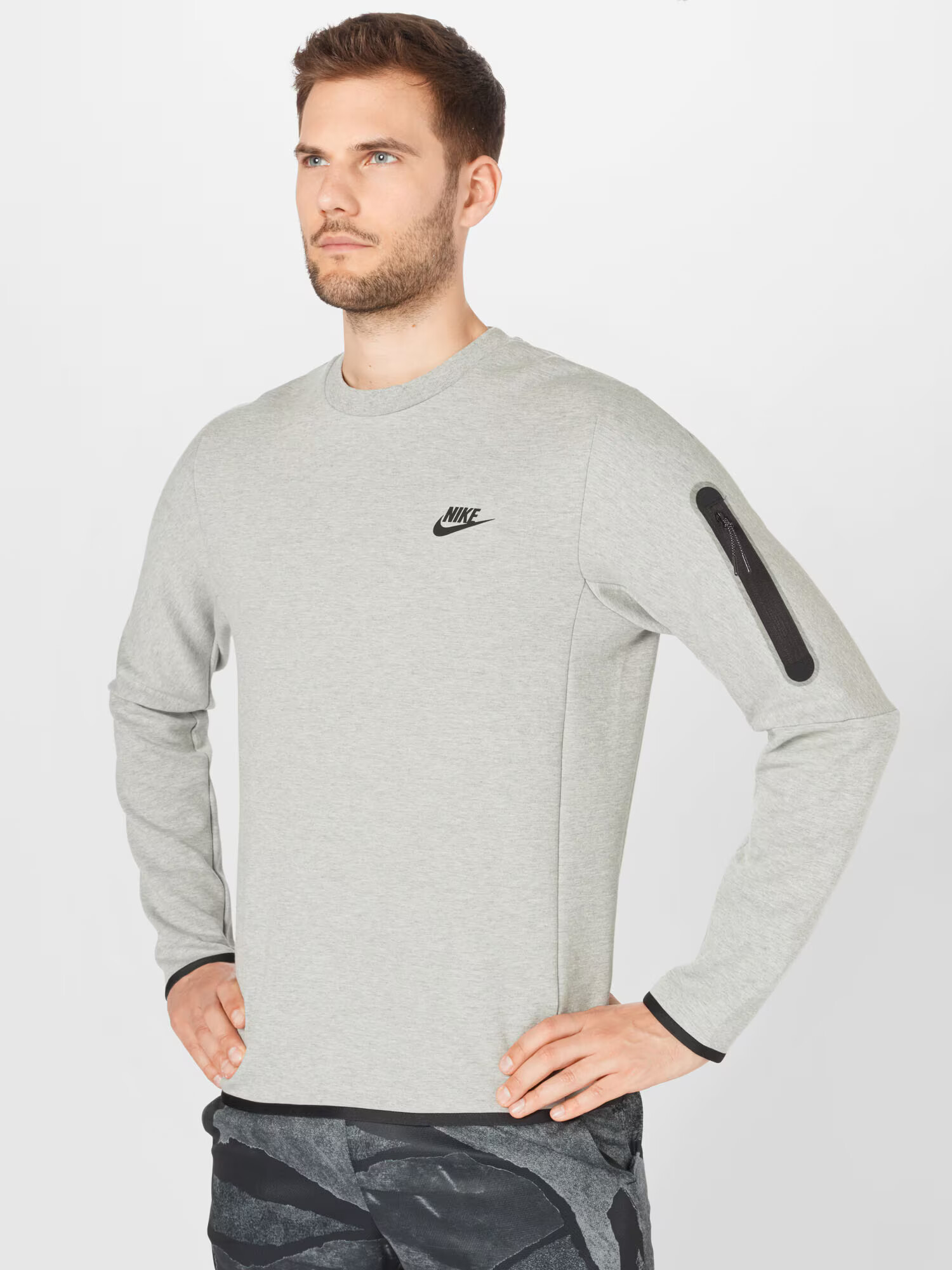 Nike Sportswear Majica 'Tech Fleece' svetlo siva / črna - Pepit.si