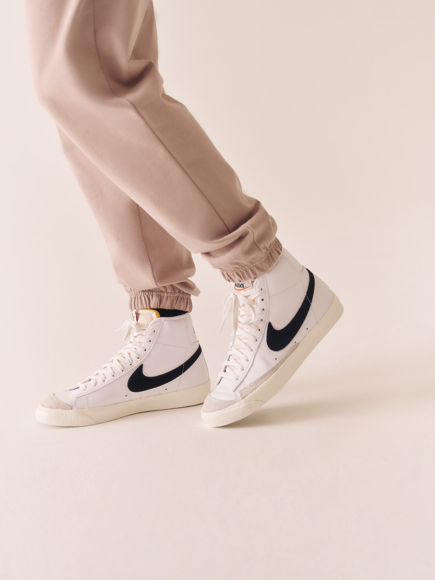 Nike Sportswear Visoke superge 'Blazer Mid 77 Vintage' črna / bela - Pepit.si