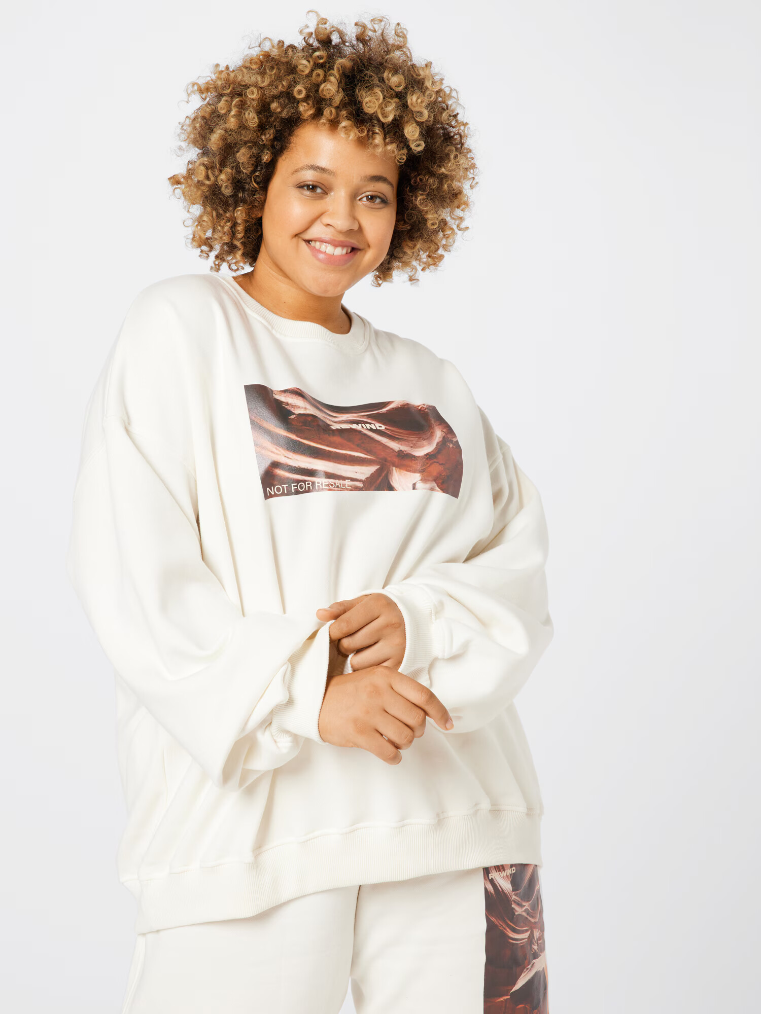 Public Desire Curve Majica 'OVERSIZED SLOGAN SWEATSHIRT CURVE' progasto bež - Pepit.si