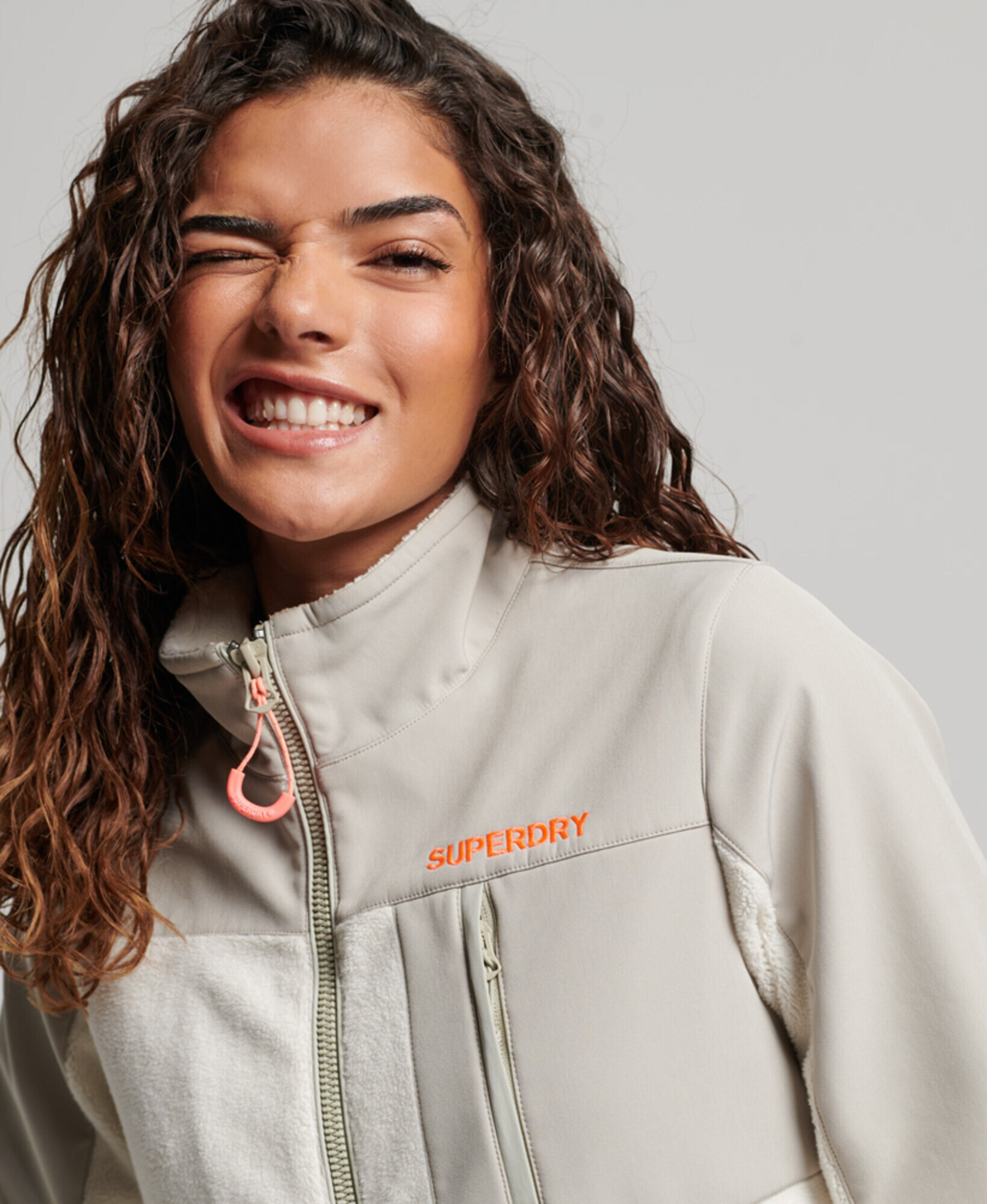 Superdry Jopa iz flisa 'Hybrid Trekker' svetlo siva / oranžna / bela - Pepit.si