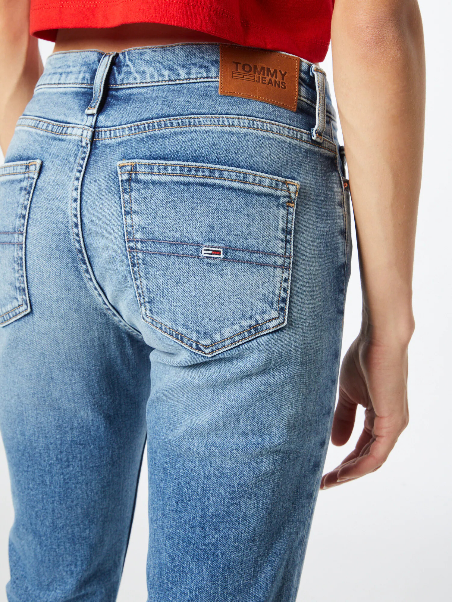 Tommy Jeans Kavbojke 'Maddie' moder denim - Pepit.si