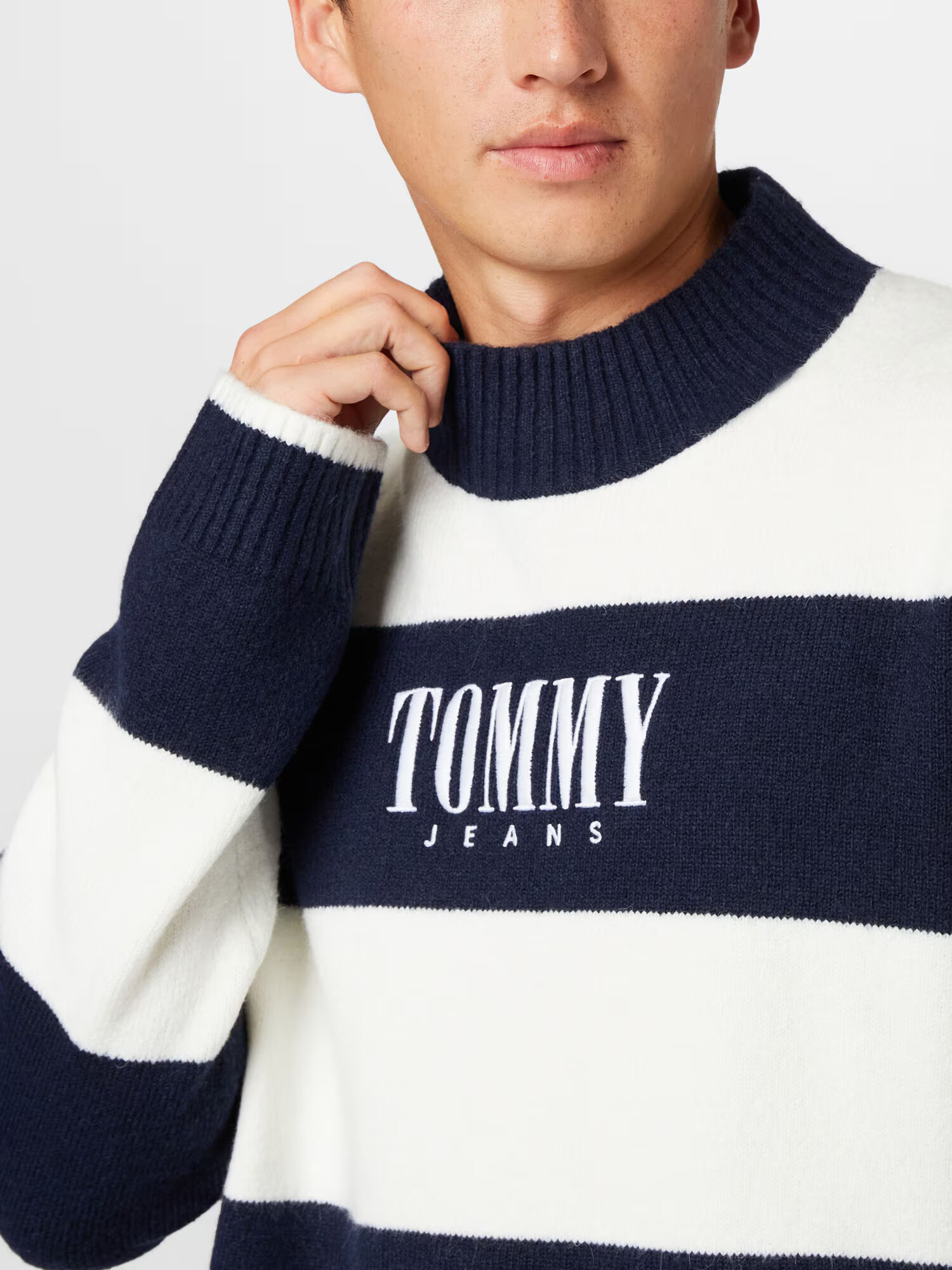 Tommy Jeans Pulover mornarska / ognjeno rdeča / bela - Pepit.si