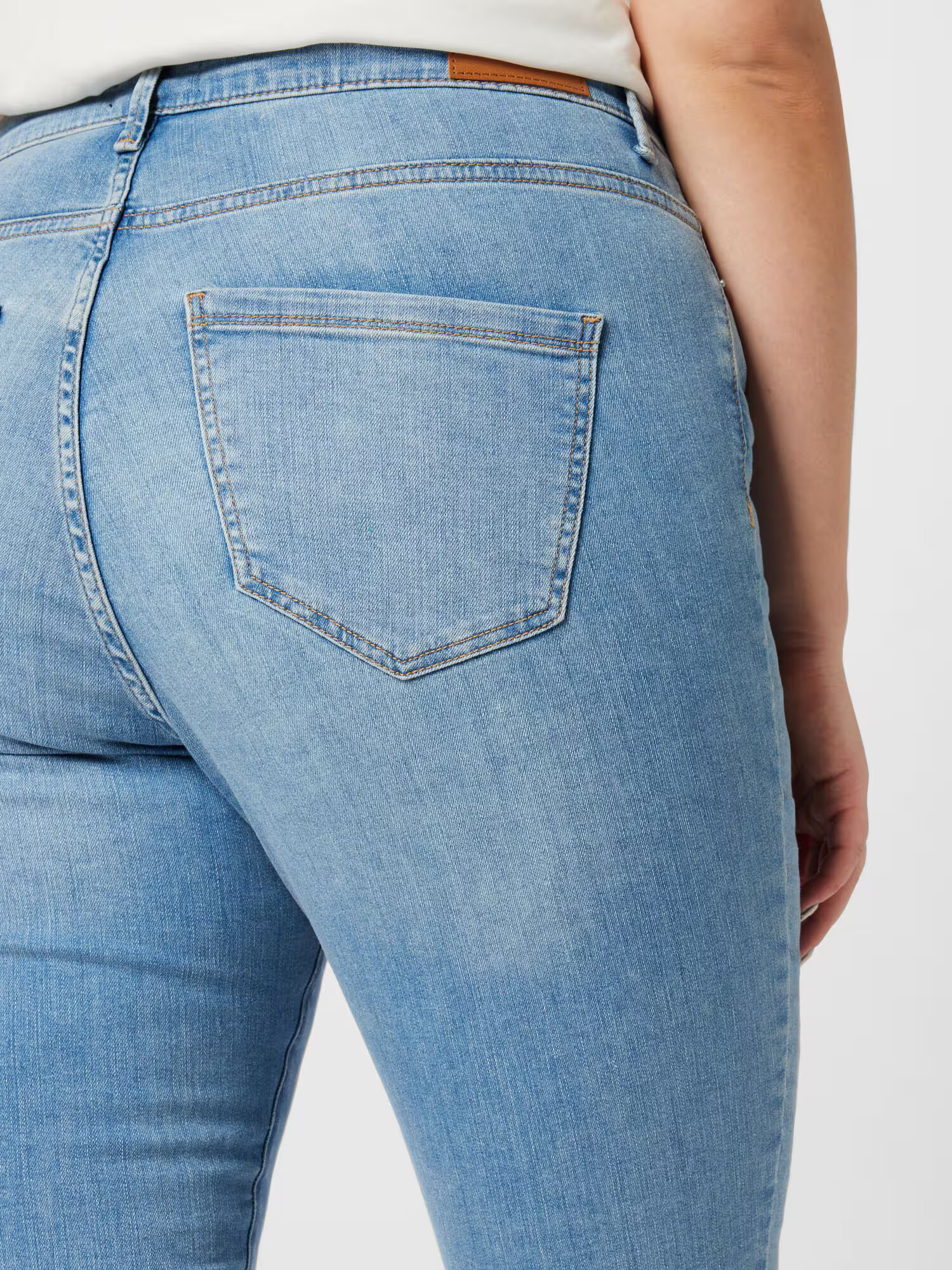 Vero Moda Curve Kavbojke 'Phia' moder denim - Pepit.si