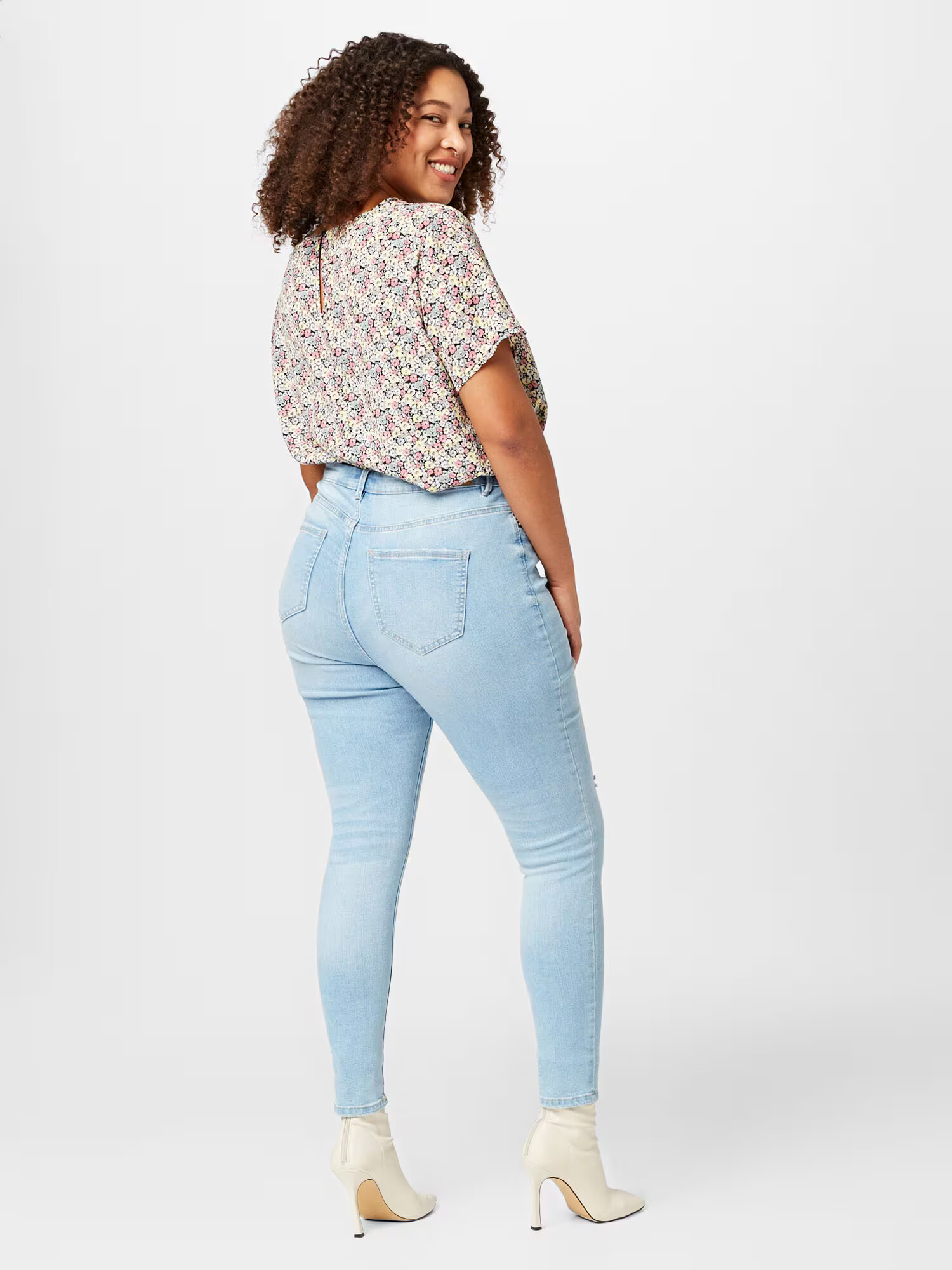 Vero Moda Curve Kavbojke 'Phia' moder denim - Pepit.si