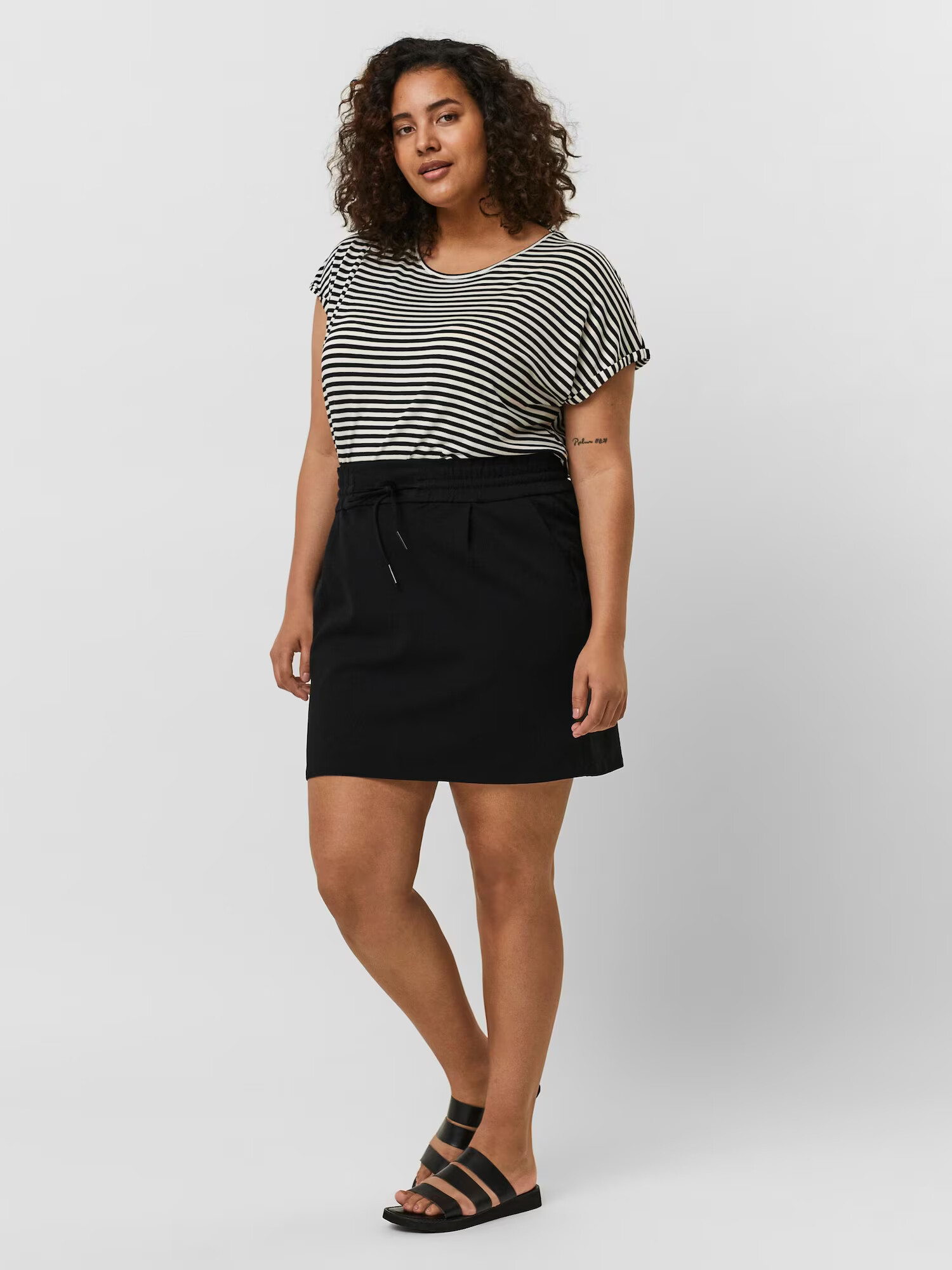 Vero Moda Curve Majica 'Ava' črna / bela - Pepit.si