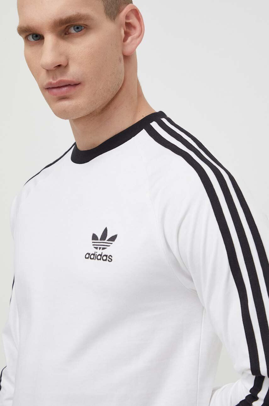 adidas Originals Bombažna majica z dolgimi rokavi bela barva - Pepit.si