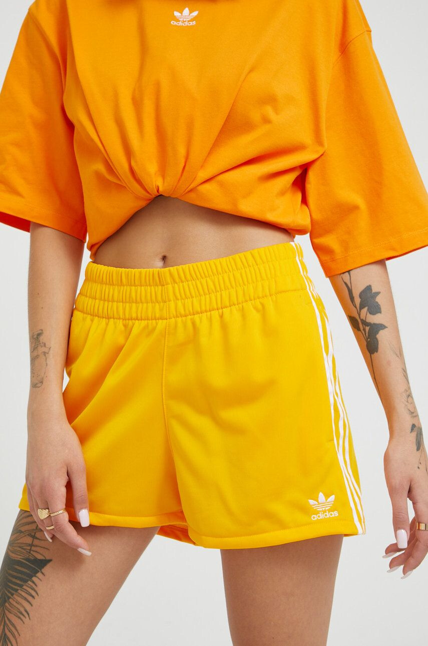 adidas Originals Kratke hlače ženski rumena barva - Pepit.si