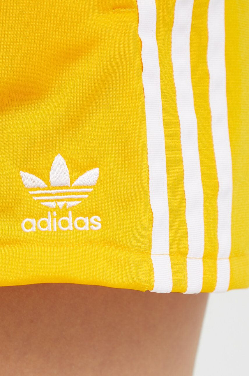 adidas Originals Kratke hlače ženski rumena barva - Pepit.si