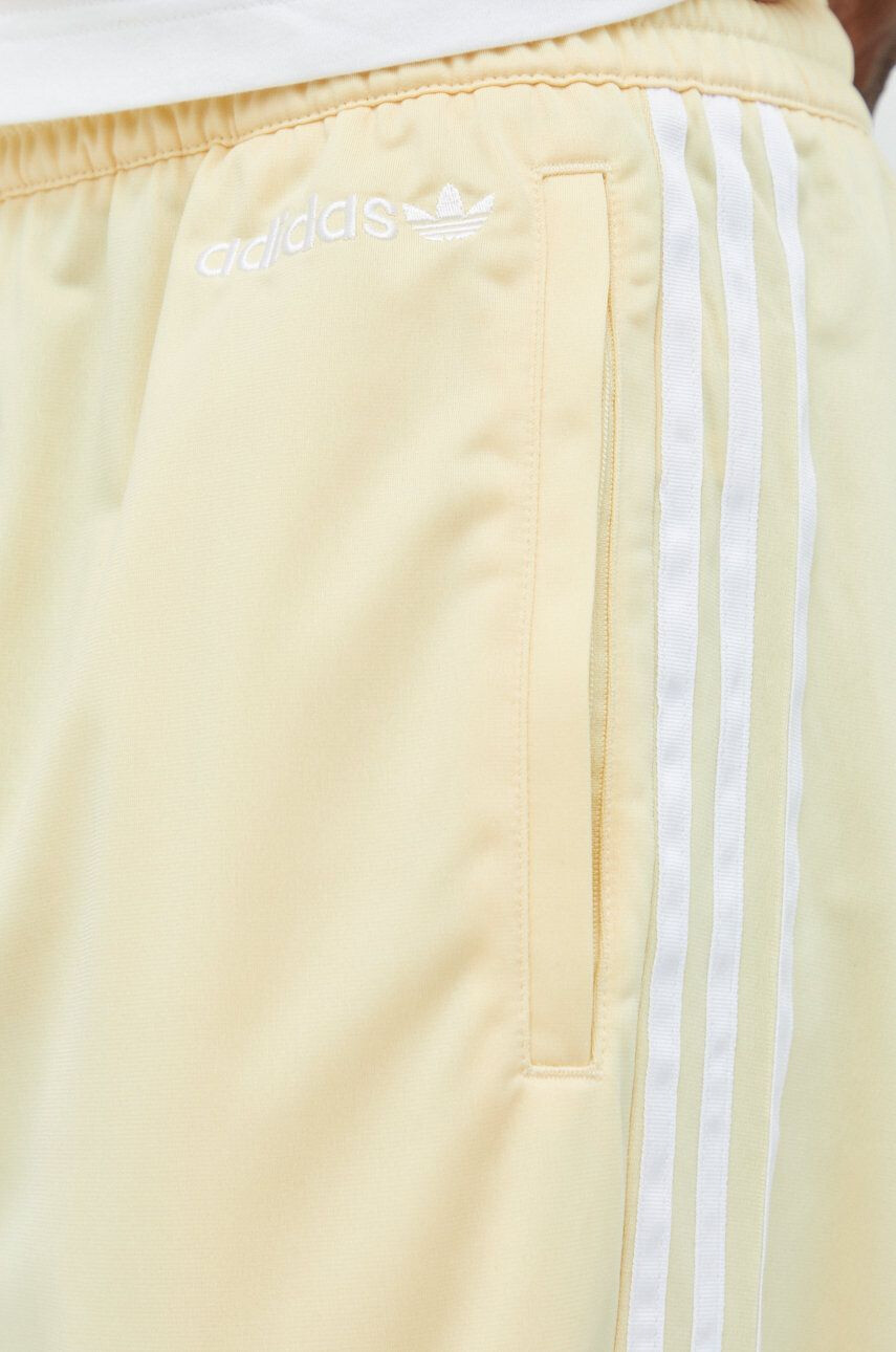 adidas Originals Spodnji del trenirke moški rumena barva - Pepit.si