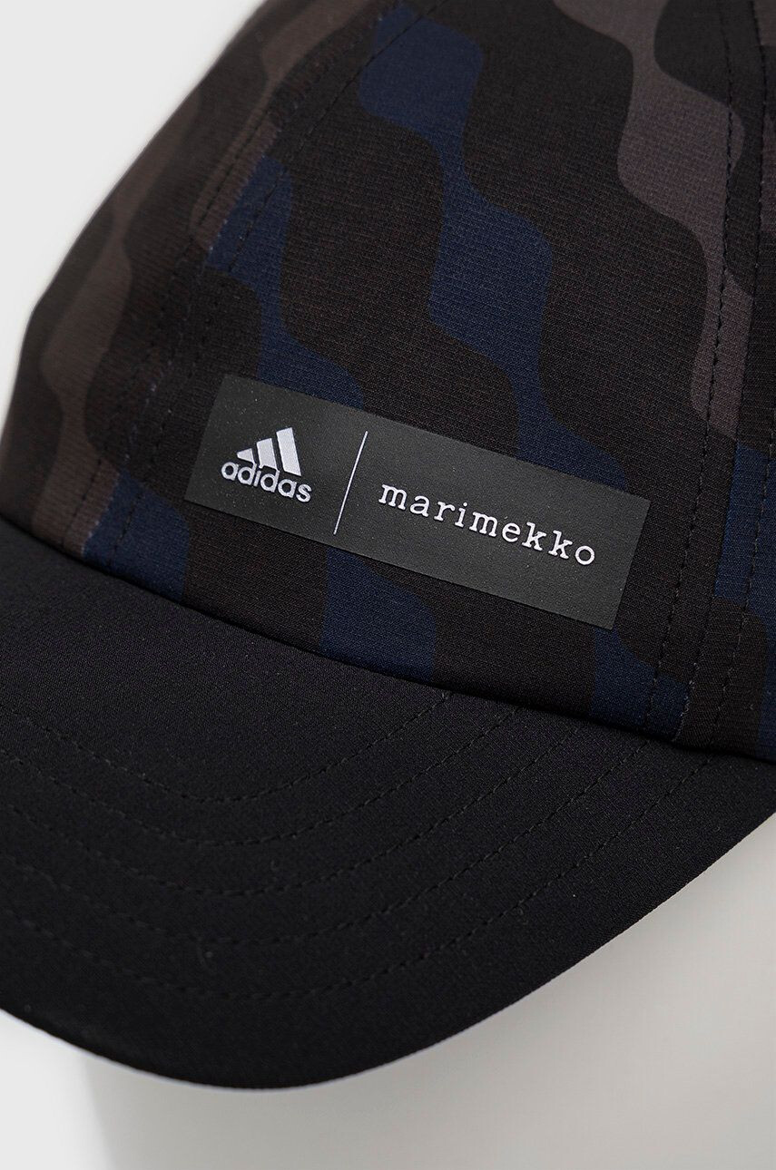 adidas Performance Kapa s šiltom Marimekko črna barva - Pepit.si