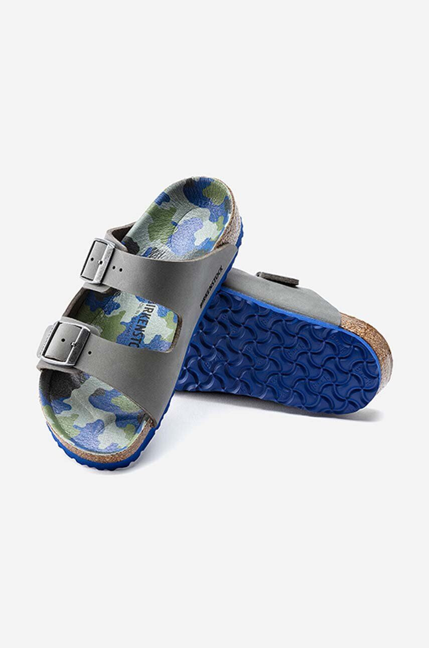 Birkenstock Otroški natikači Arizona Desert Soil siva barva - Pepit.si