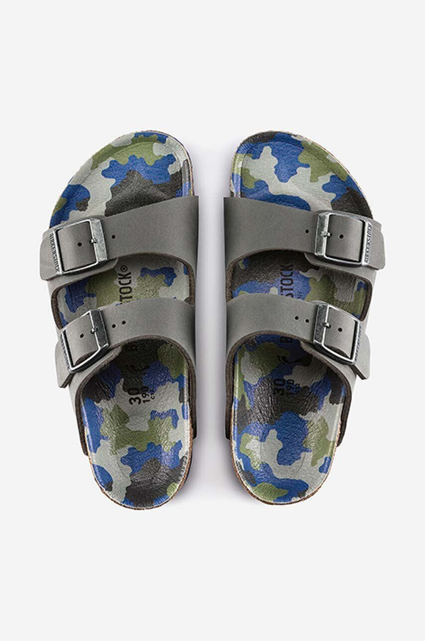 Birkenstock Otroški natikači Arizona Desert Soil siva barva - Pepit.si