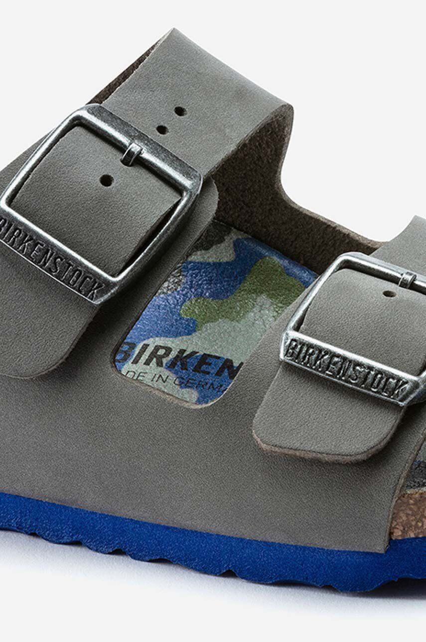 Birkenstock Otroški natikači Arizona Desert Soil siva barva - Pepit.si