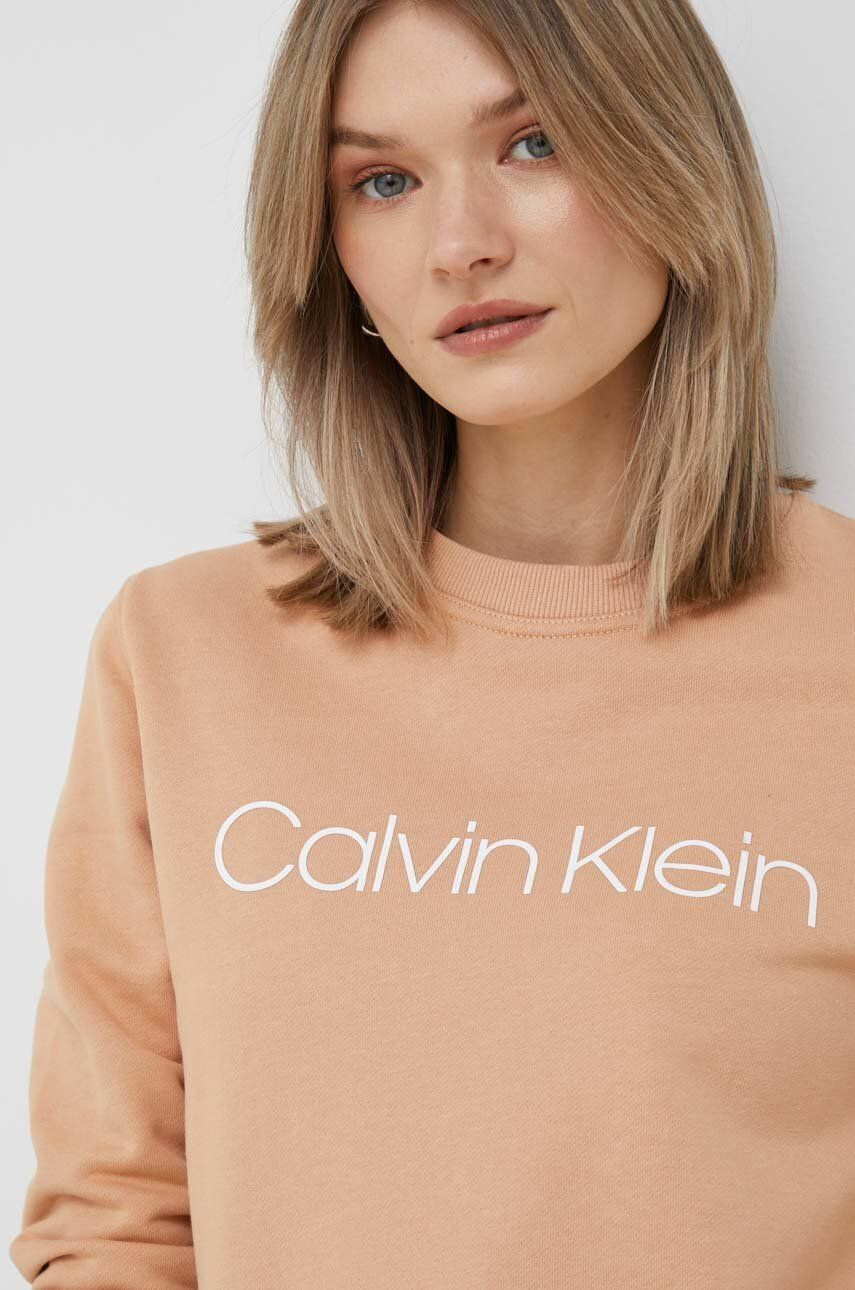 Calvin Klein Bombažen pulover ženska oranžna barva - Pepit.si