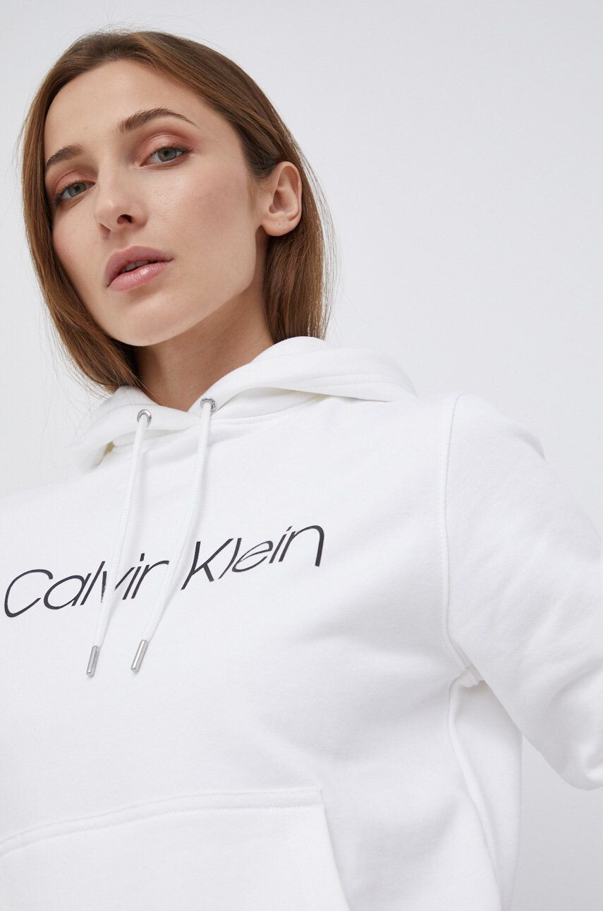 Calvin Klein Bombažna mikica ženska bela barva s kapuco - Pepit.si