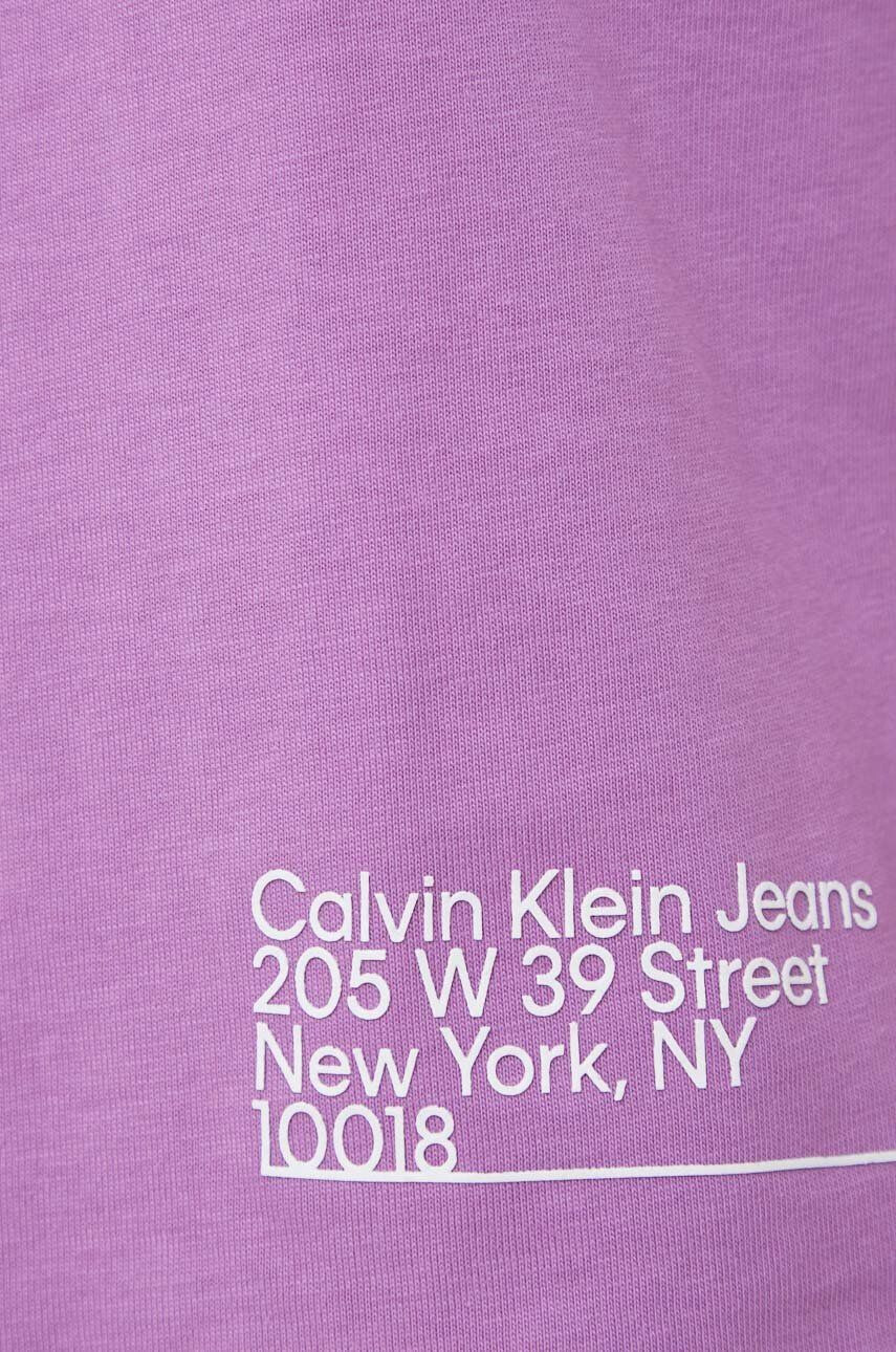 Calvin Klein Jeans Bombažna kratka majica vijolična barva - Pepit.si