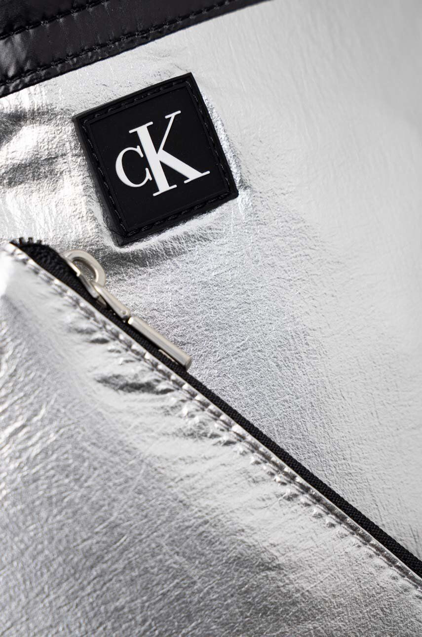 Calvin Klein Jeans dvostranska torba srebrna barva - Pepit.si