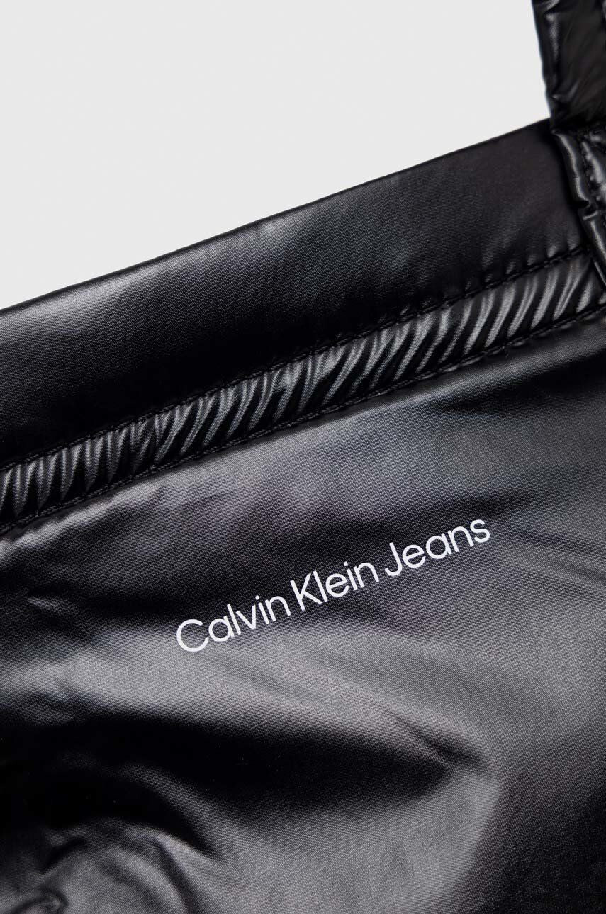 Calvin Klein Jeans dvostranska torba srebrna barva - Pepit.si