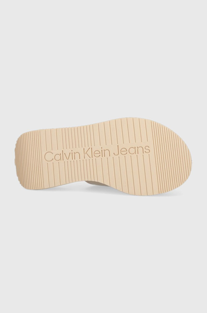 Calvin Klein Jeans Natikači One-strap Sandal ženski bež barva - Pepit.si