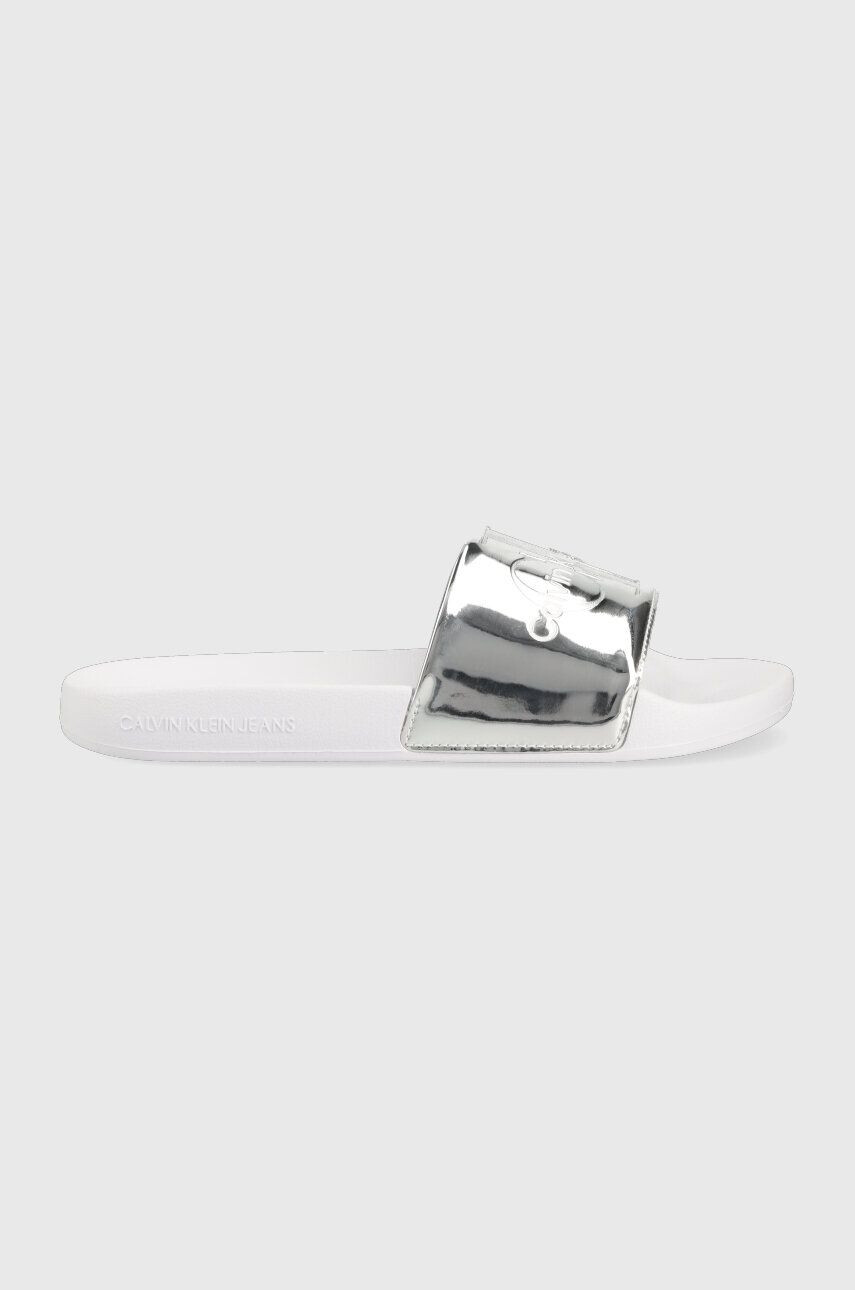 Calvin Klein Jeans Natikači SLIDE METALLIC MONOLOGO ženski srebrna barva YW0YW00638 - Pepit.si