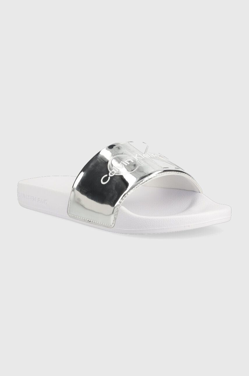 Calvin Klein Jeans Natikači SLIDE METALLIC MONOLOGO ženski srebrna barva YW0YW00638 - Pepit.si