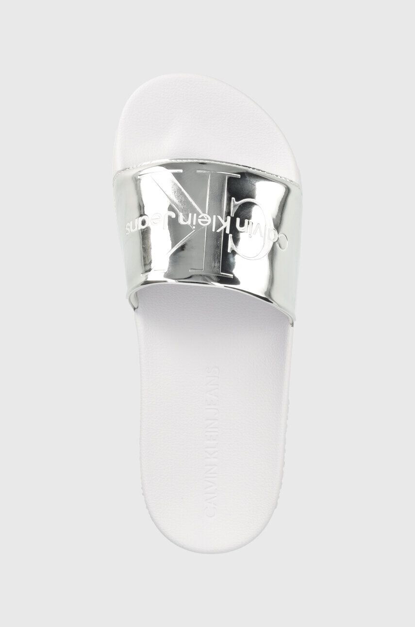 Calvin Klein Jeans Natikači SLIDE METALLIC MONOLOGO ženski srebrna barva YW0YW00638 - Pepit.si