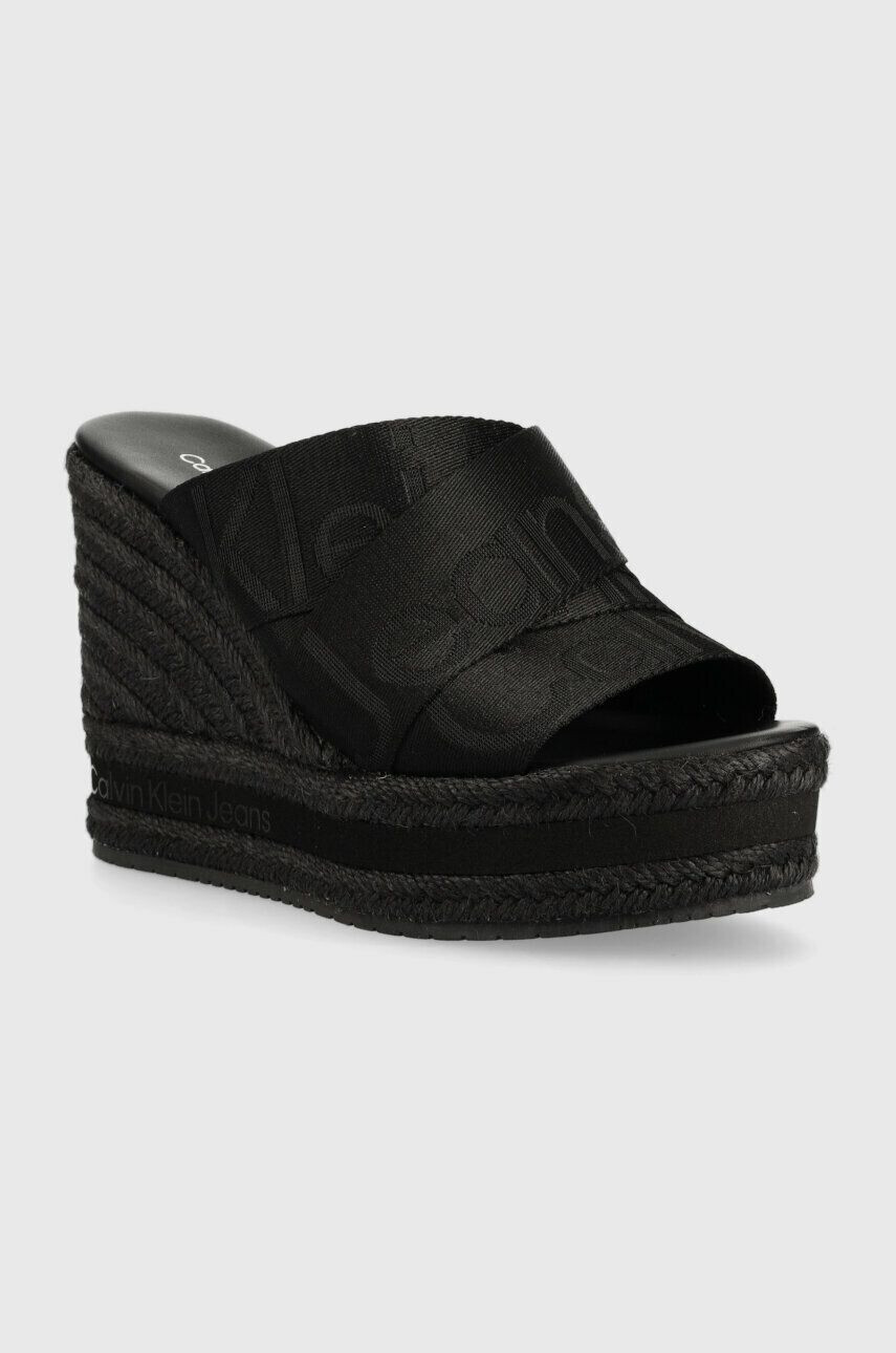 Calvin Klein Jeans Natikači WEDGE SANDAL WEBBING ženski črna barva YW0YW00961 - Pepit.si