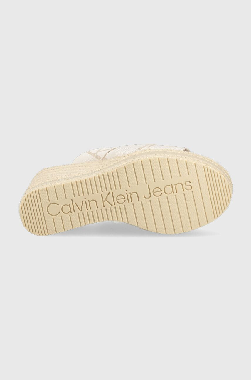 Calvin Klein Jeans Natikači WEDGE SANDAL WEBBING ženski bež barva YW0YW00961 - Pepit.si