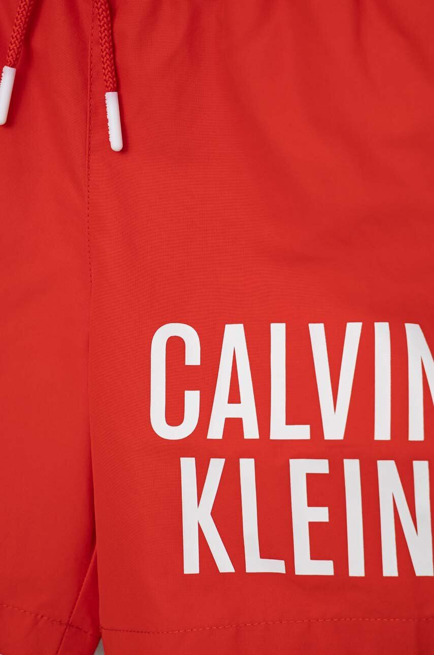 Calvin Klein Jeans Otroške kopalne kratke hlače bordo barva - Pepit.si