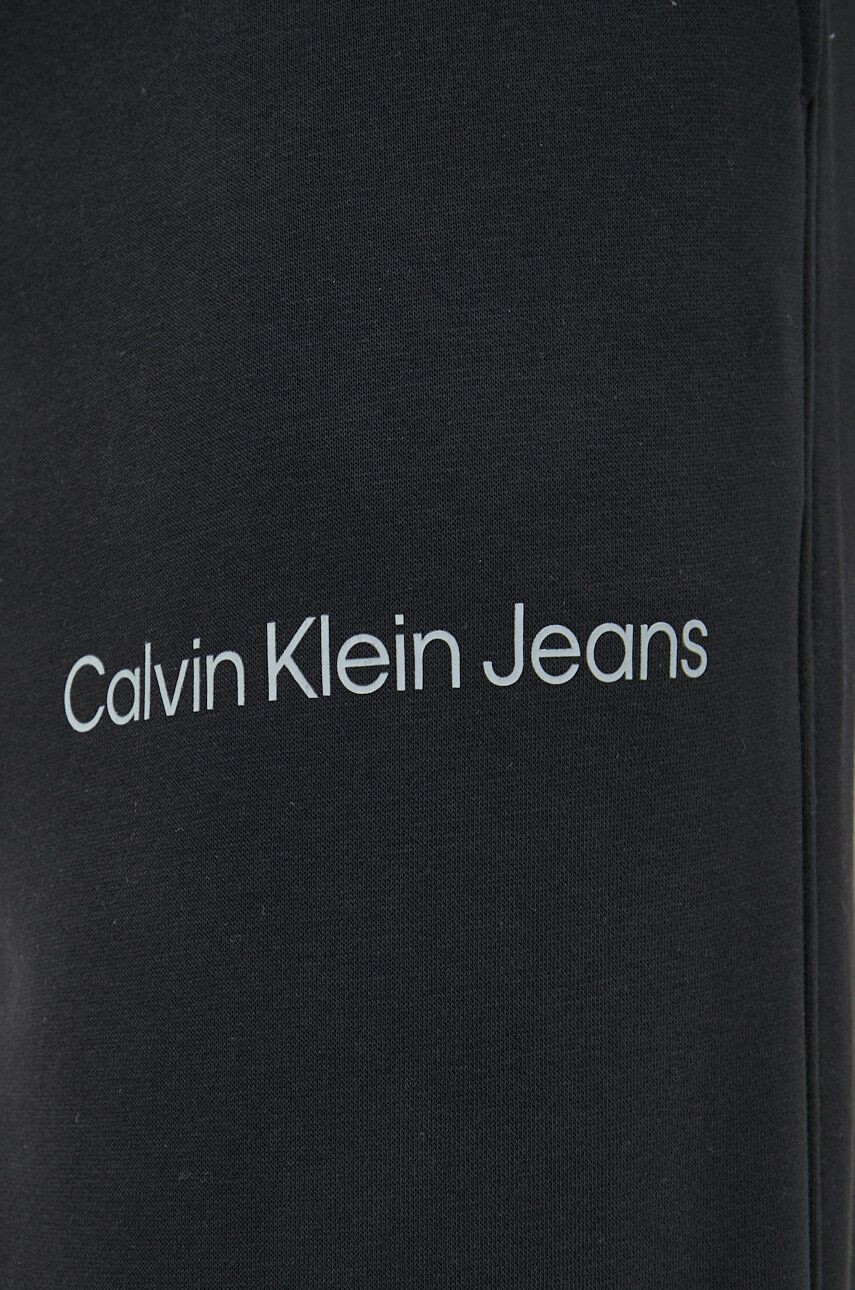 Calvin Klein Jeans Spodnji del trenirke moški črna barva - Pepit.si